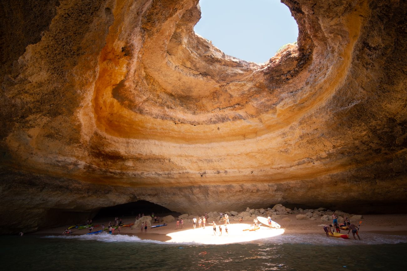 De beroemde zeegrot van Benagil aan de Algarve-kust