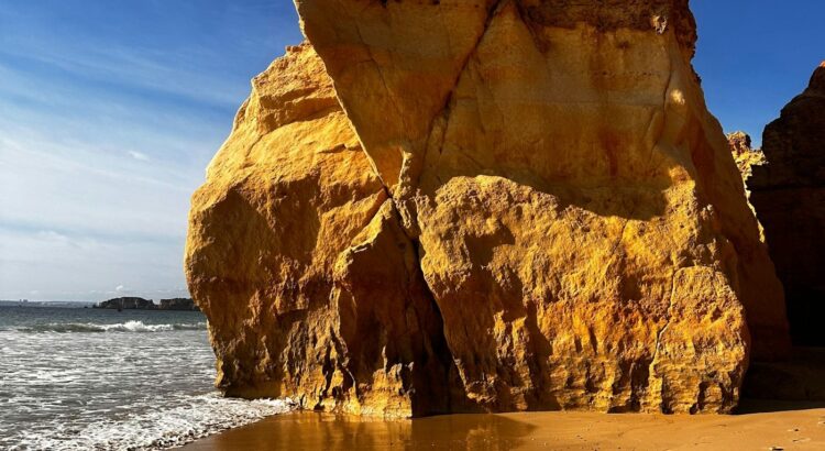 Een gouden rotsformatie op het strand van Praia da Rocha in de Algarve