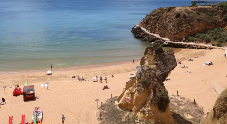 Het strand van Praia da Rocha met gouden rotsformaties in de Algarve