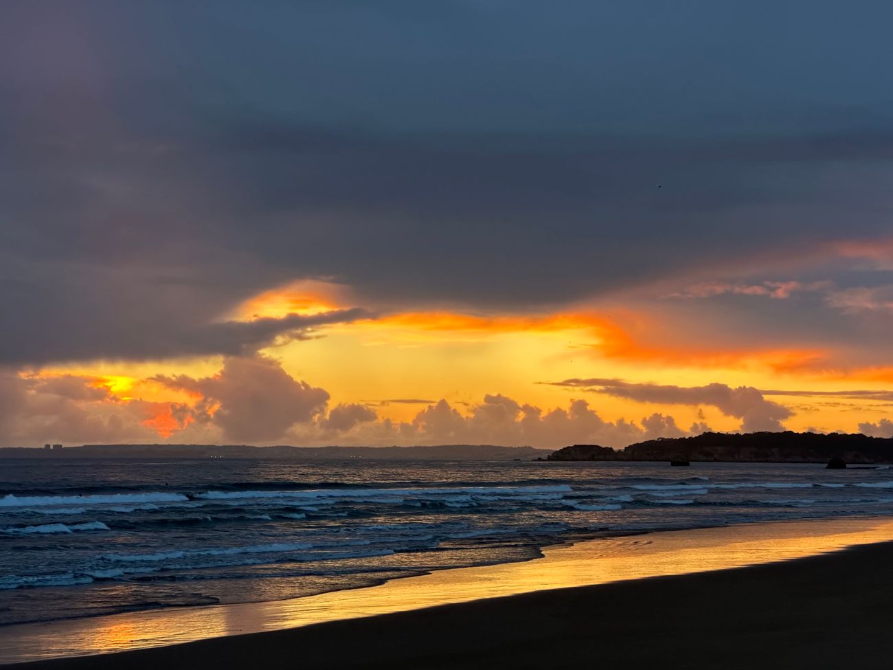 Zonsondergang boven de rotsen en het strand van Praia da Rocha